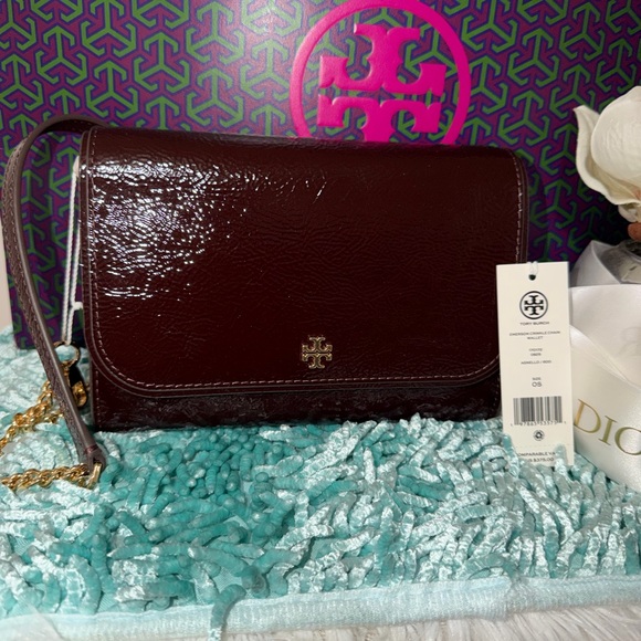 Tory Burch Handbags - Authentic Tory Burch Emerson Crinkle Chain Patent Leather Crossbody